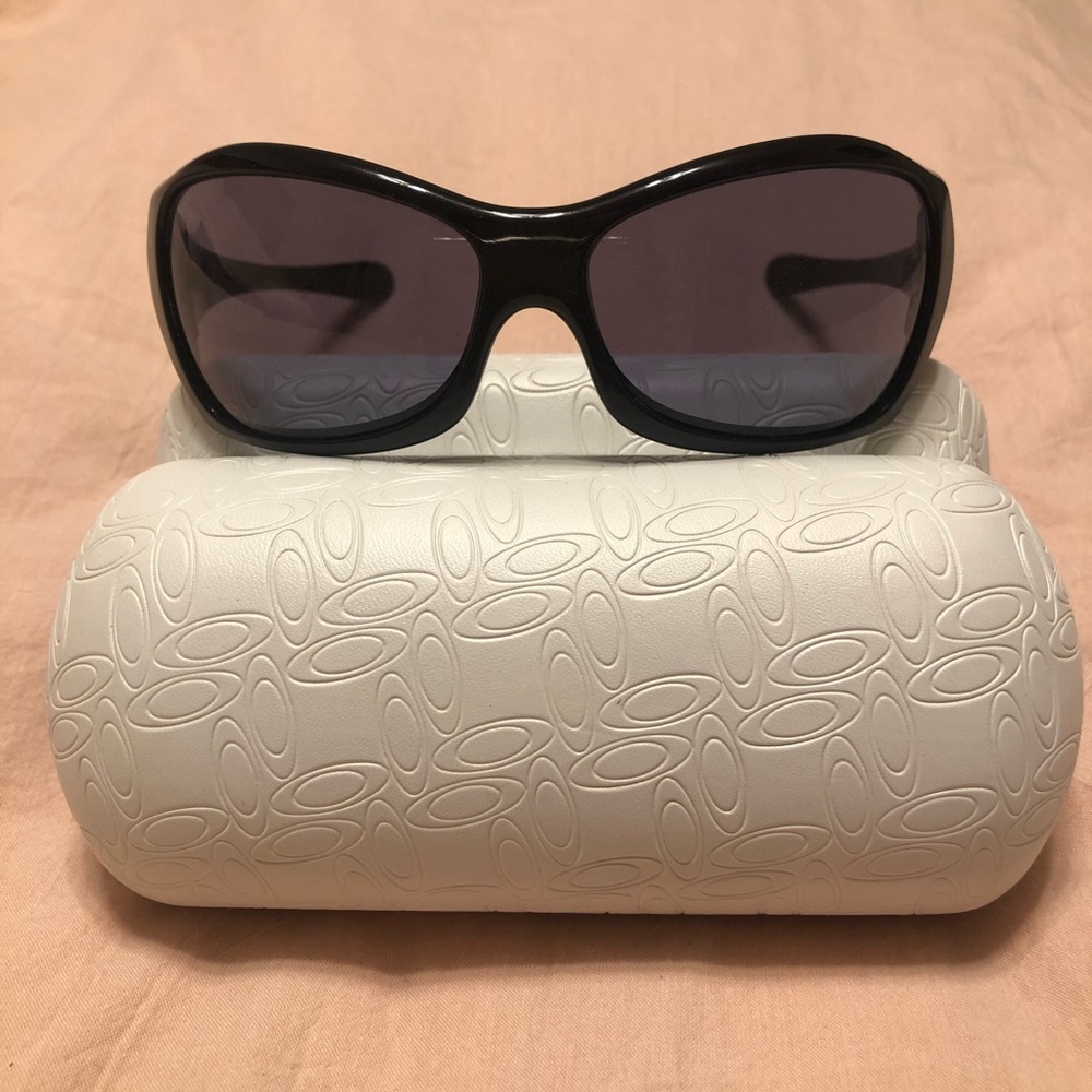 Oakley Grapevine Sunglasses with Case